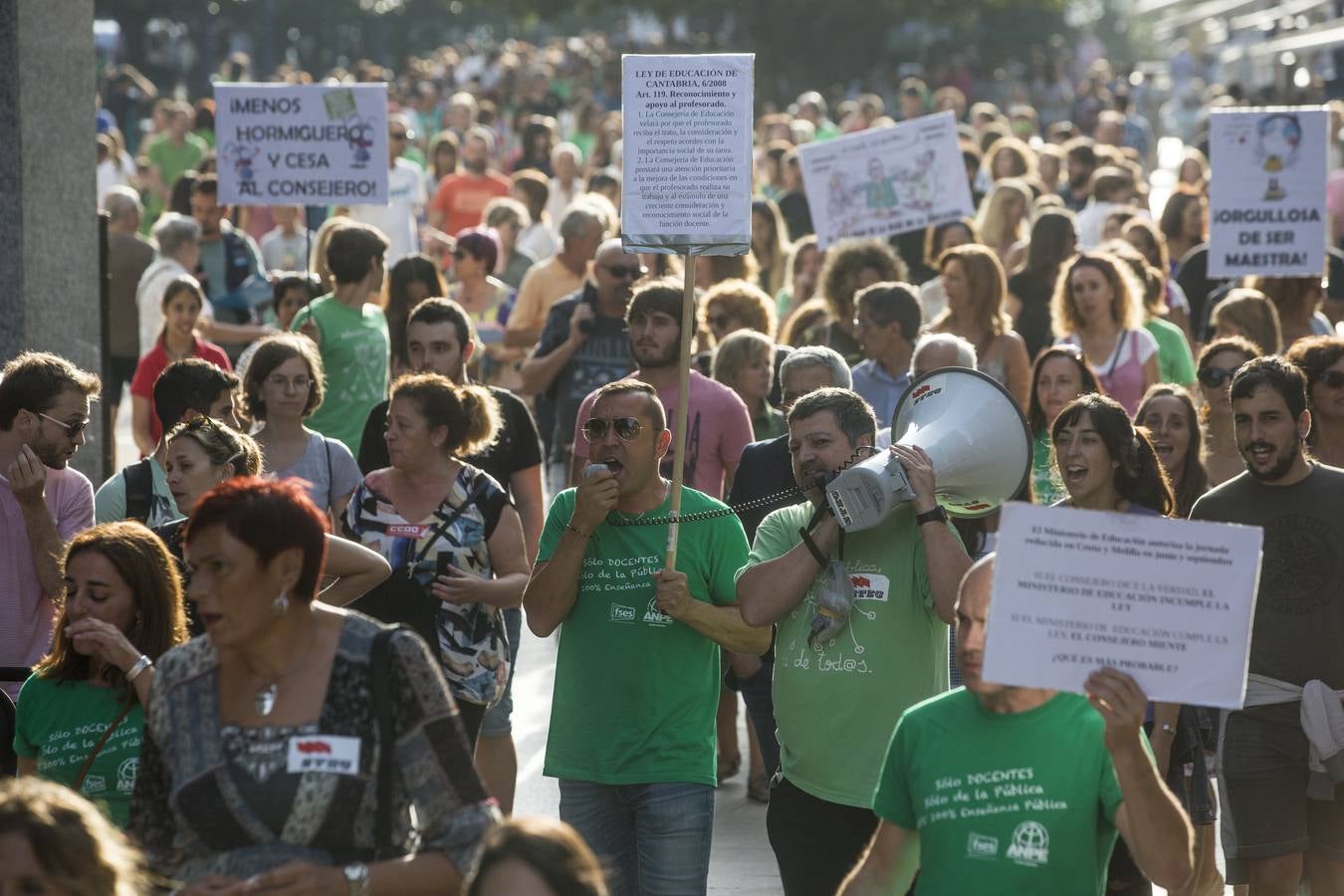 Fotos: Un millar de profesores protestan contra el cambio de horarios