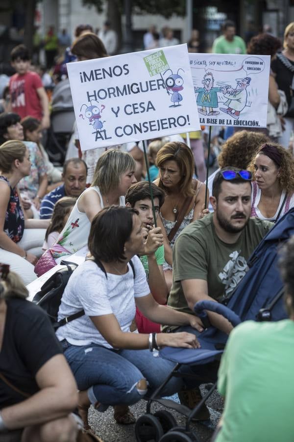 Fotos: Un millar de profesores protestan contra el cambio de horarios