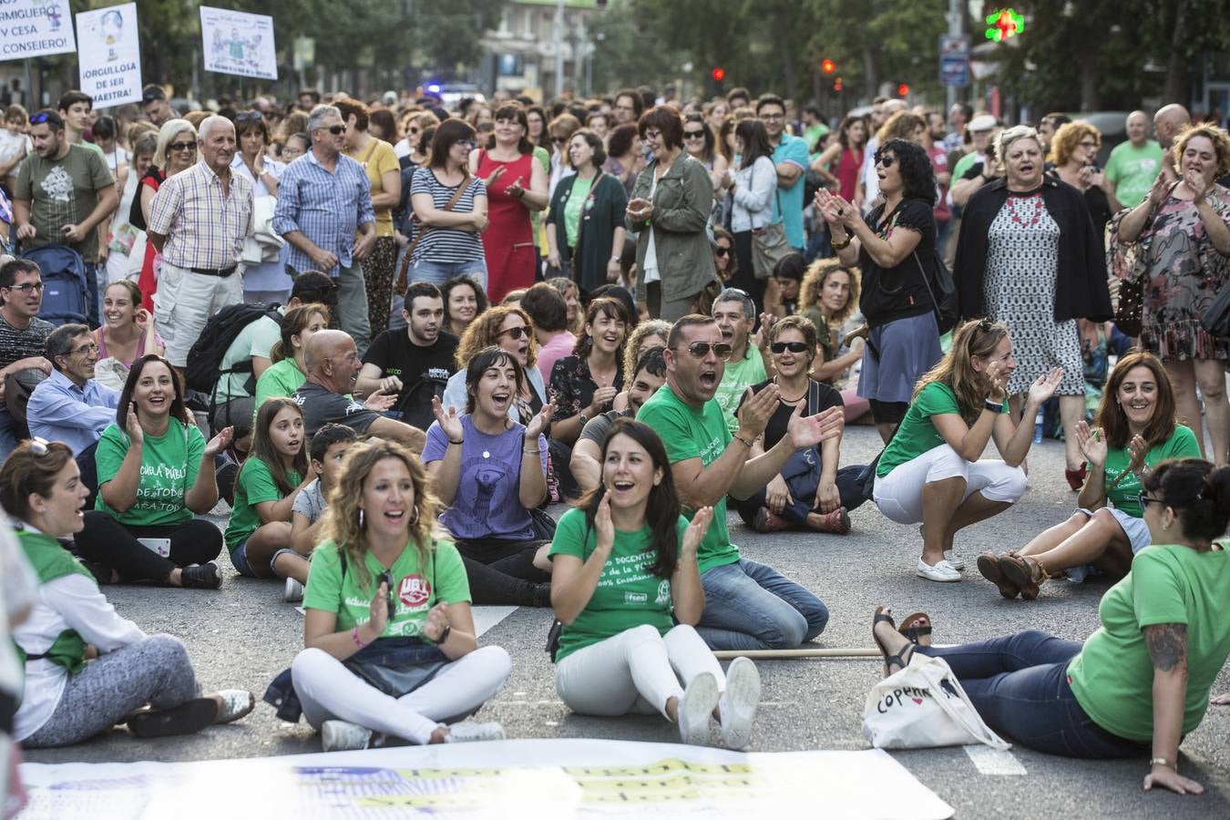 Fotos: Un millar de profesores protestan contra el cambio de horarios