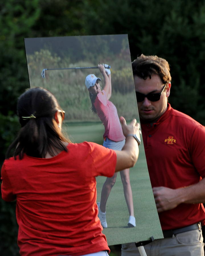 Cienteos de estudiantes, profesores y compañeros de Celia BArquín quisieron despedirse de la golfista española asesinada en una emotiva vigilia. 