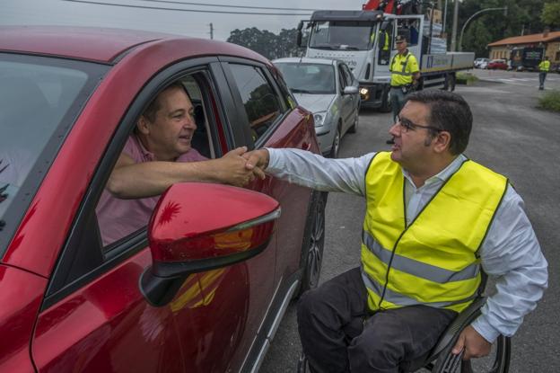 Un voluntario con lesión medular advierte a un conductor sobre los peligros que suponen las distracciones al volante.