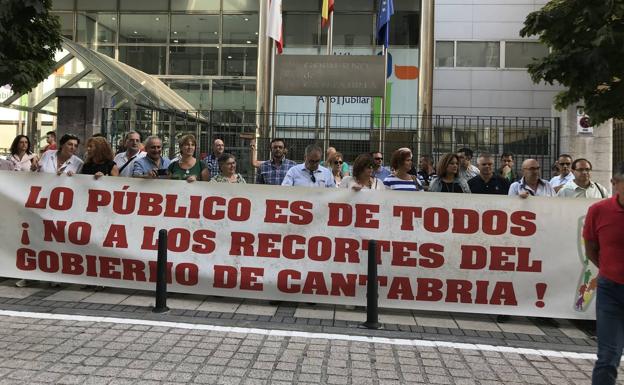 Protesta de los trabajadores, esta mañana a las puertas del Gobierno cántabro.