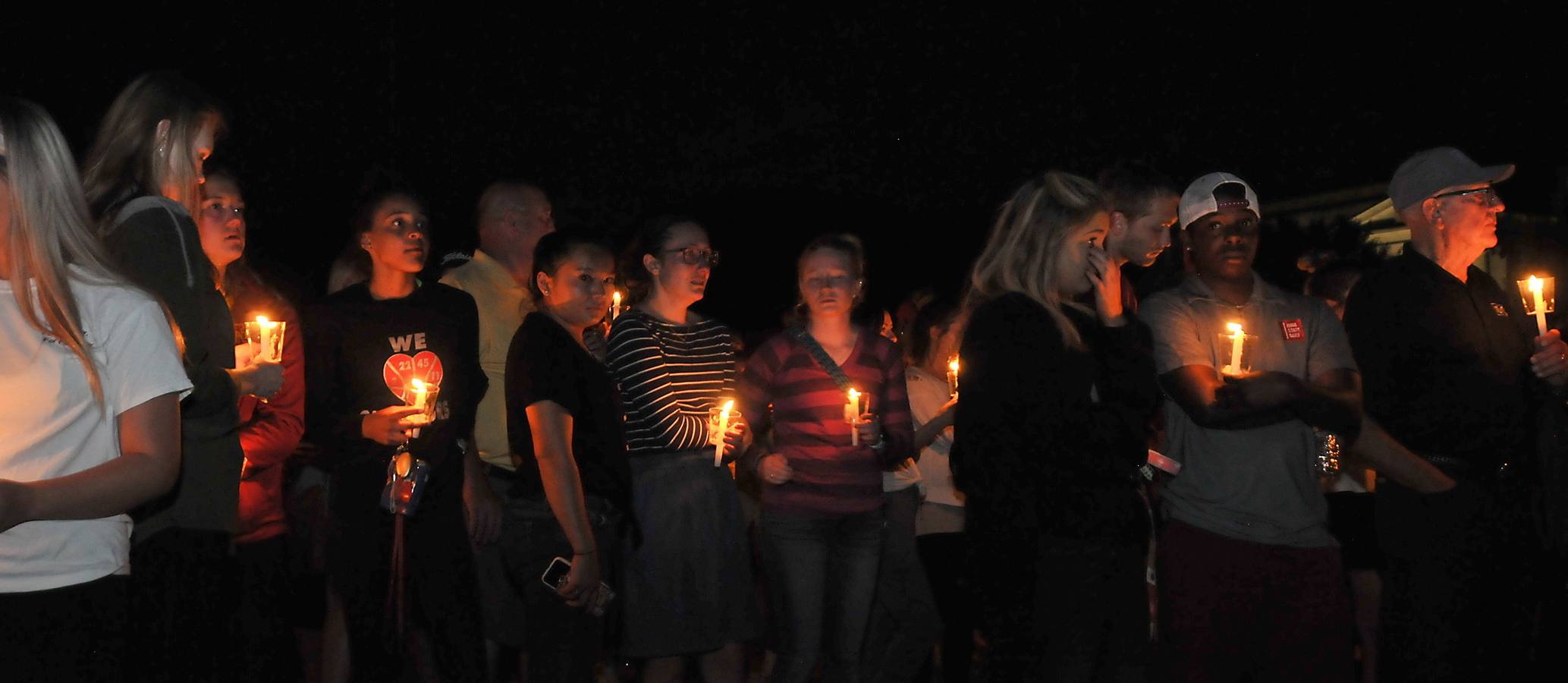 Amigos, compañeros de equipo, estudiantes y profesores han asistido esta madrugada a una vigilia en memoria de la excampeona de golf del estado de Iowa, la cántabra Celia Barquin Arozamena, en el campus de Ames