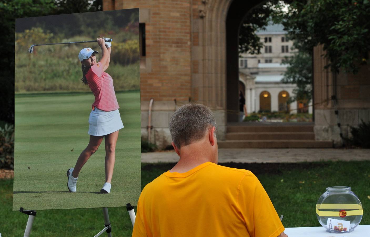 Amigos, compañeros de equipo, estudiantes y profesores han asistido esta madrugada a una vigilia en memoria de la excampeona de golf del estado de Iowa, la cántabra Celia Barquin Arozamena, en el campus de Ames