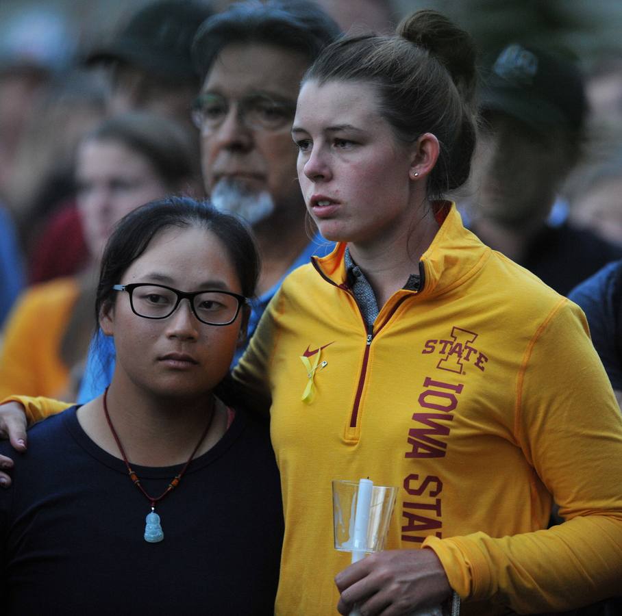 Amigos, compañeros de equipo, estudiantes y profesores han asistido esta madrugada a una vigilia en memoria de la excampeona de golf del estado de Iowa, la cántabra Celia Barquin Arozamena, en el campus de Ames