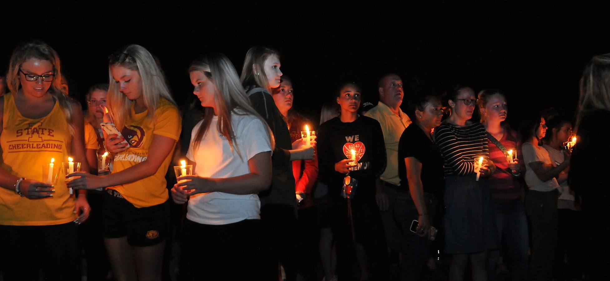 Amigos, compañeros de equipo, estudiantes y profesores han asistido esta madrugada a una vigilia en memoria de la excampeona de golf del estado de Iowa, la cántabra Celia Barquin Arozamena, en el campus de Ames