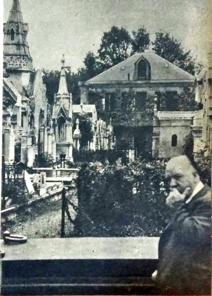 Imagen principal - Alfred Hitchcock durante su visita a la sexta edición del Festvial de San Sebastián en una imagen recogida en el libro de Diego Galán, '50 años de rodaje'.