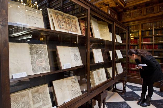 Detalle de la muestra 'El hallazgo del pasado' en la Biblioteca de Menéndez Pelayo. 