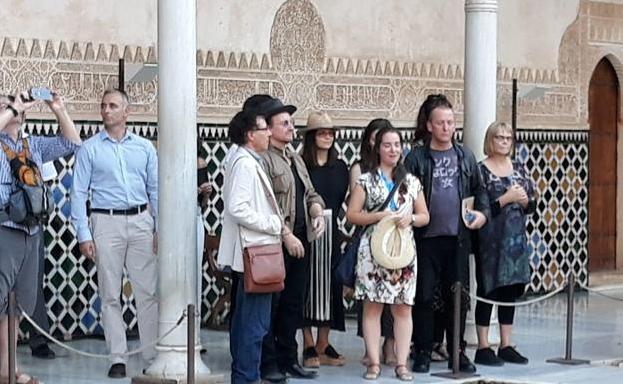 Bono, con sombrero, en la Alhambra.