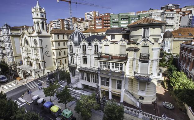 Los dos palacetes se sitúan junto a la iglesia de Los Carmelitas y fueron construidos en el año 1898. 