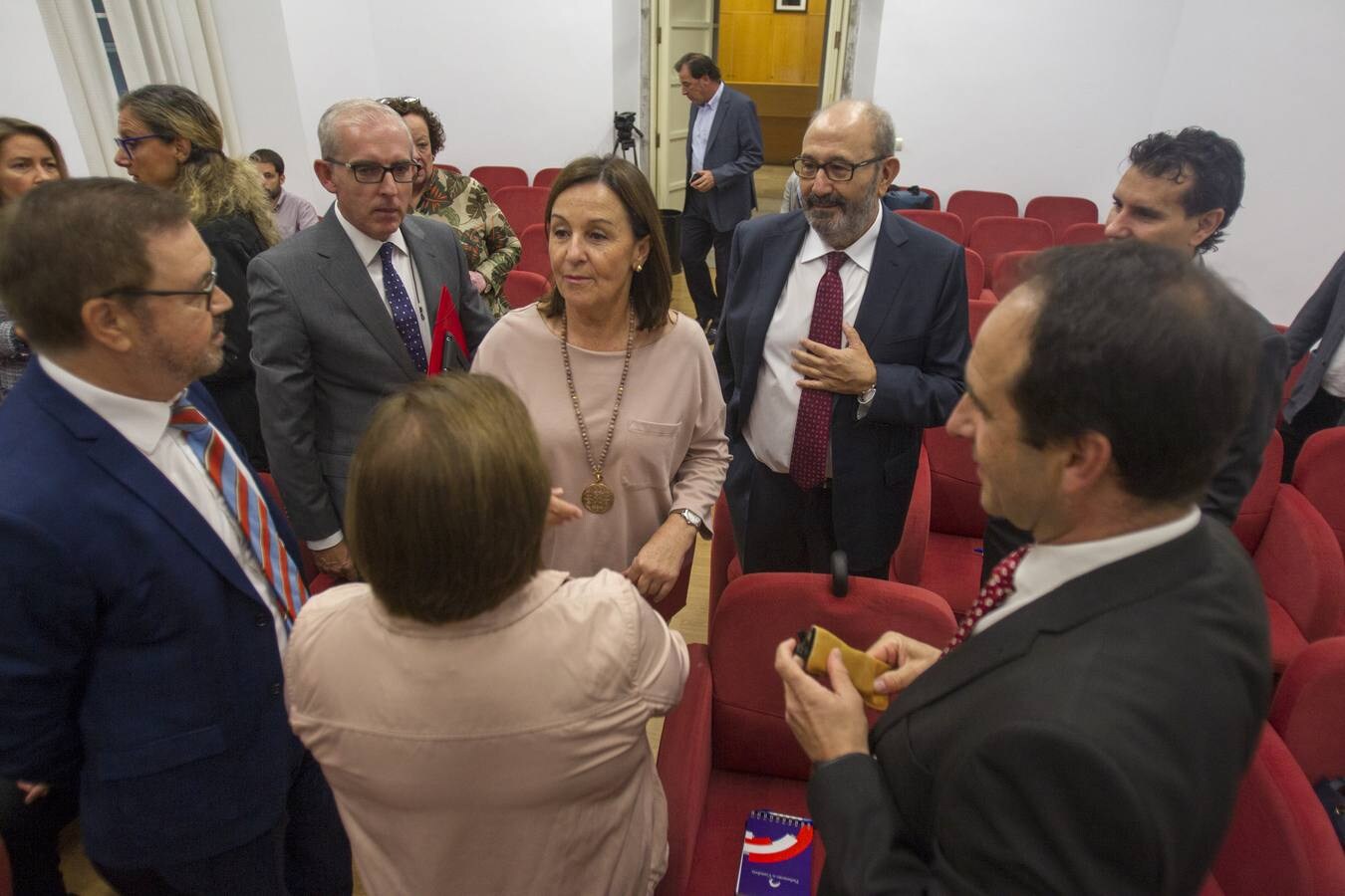 Veinte letrados, profesores universitarios y representantes políticos procedentes de diversos puntos de la geografía española debaten sobre la reforma de la Constitución con motivo de su 40 aniversario en el Parlamento de Cantabria