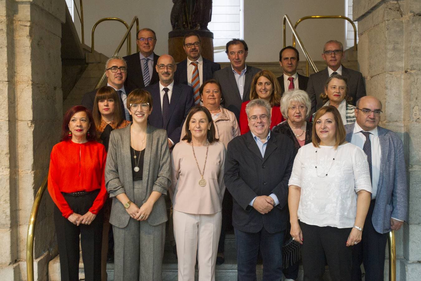 Veinte letrados, profesores universitarios y representantes políticos procedentes de diversos puntos de la geografía española debaten sobre la reforma de la Constitución con motivo de su 40 aniversario en el Parlamento de Cantabria