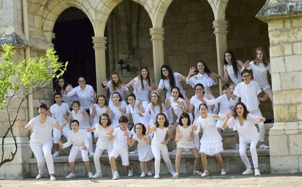 La frescura y el saber estar sobre las tablas caracteriza a los más jóvenes cuando salen a escena .
