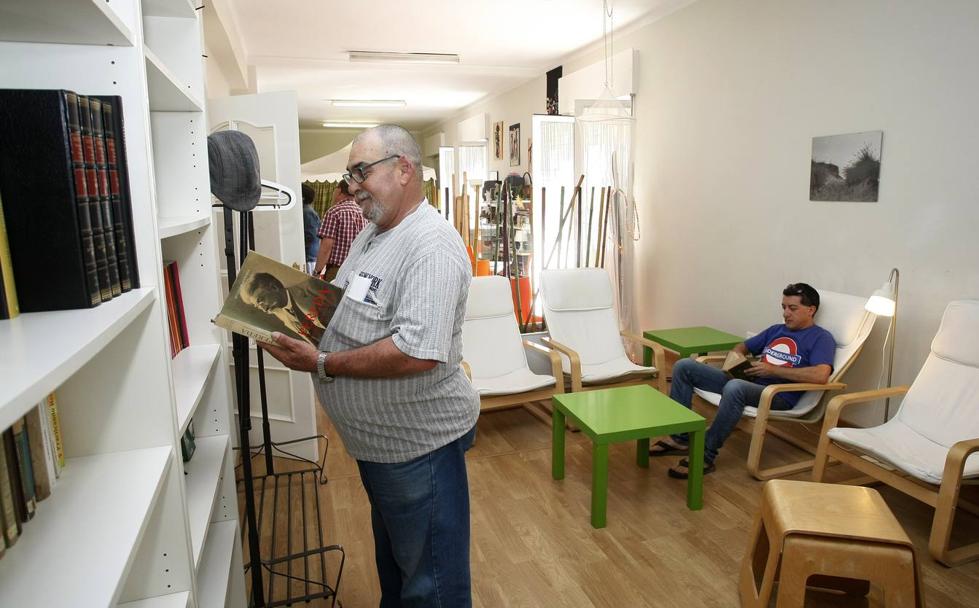 Pedro Lionel y Demian Daud, voluntarios de 'Lacampa', tienen en este centro un segundo hogar en el que compartir. 