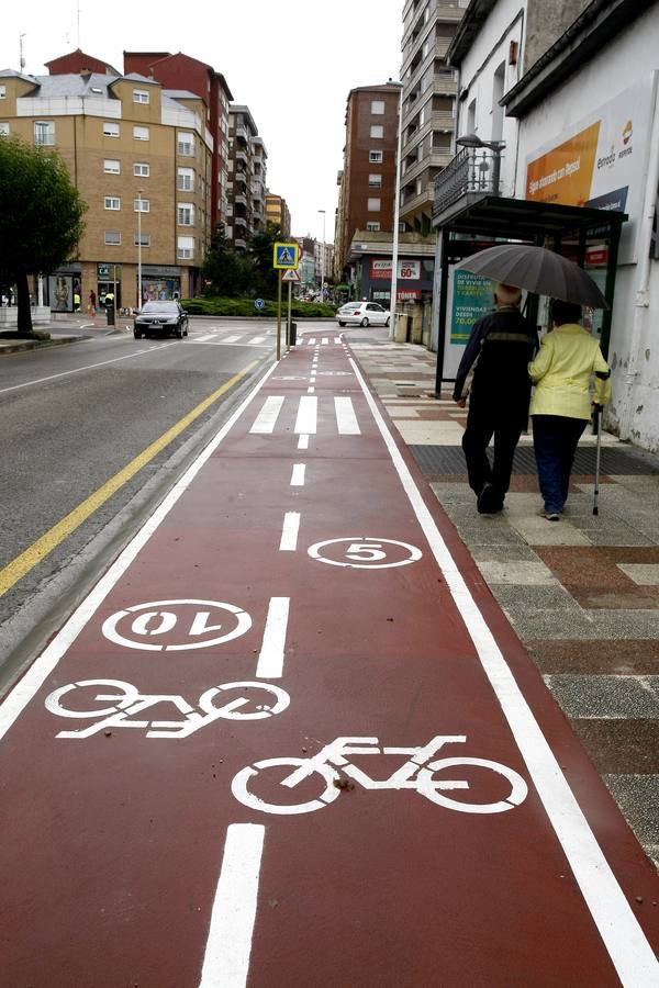 Fotos: Así es el primer carril bici que entra en la ciudad de Torrelavega