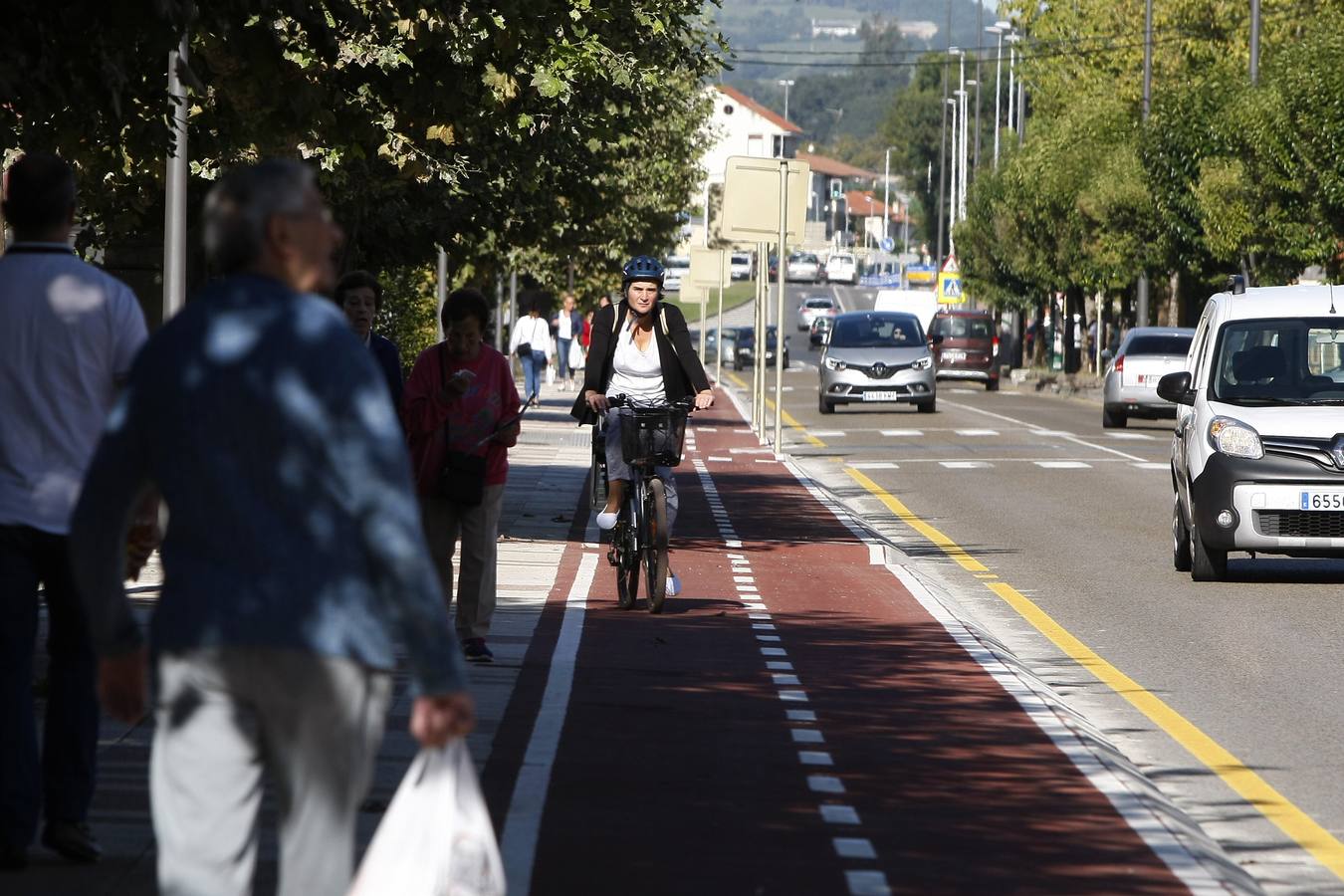 Fotos: Así es el primer carril bici que entra en la ciudad de Torrelavega
