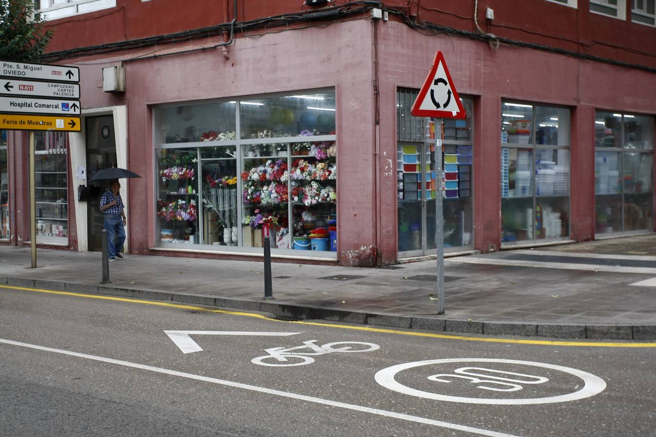 Fotos: Así es el primer carril bici que entra en la ciudad de Torrelavega