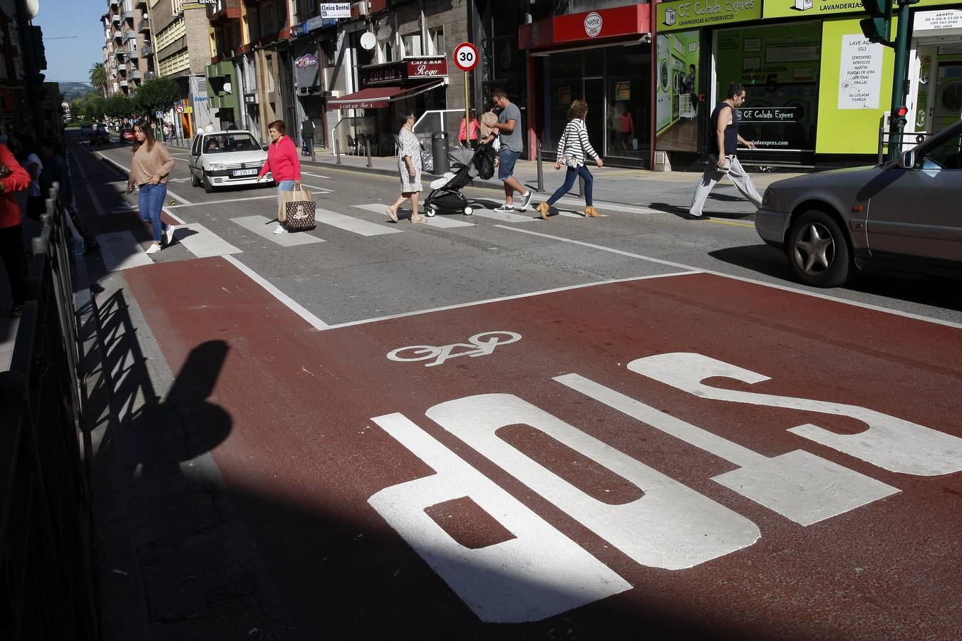 Fotos: Así es el primer carril bici que entra en la ciudad de Torrelavega