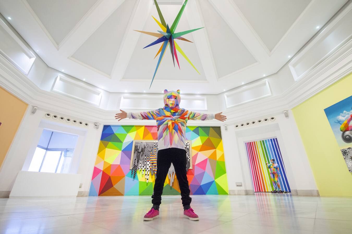 Retrato del artista Okuda en el montaje de la exposición “Palace of the holy animals” en Santander.