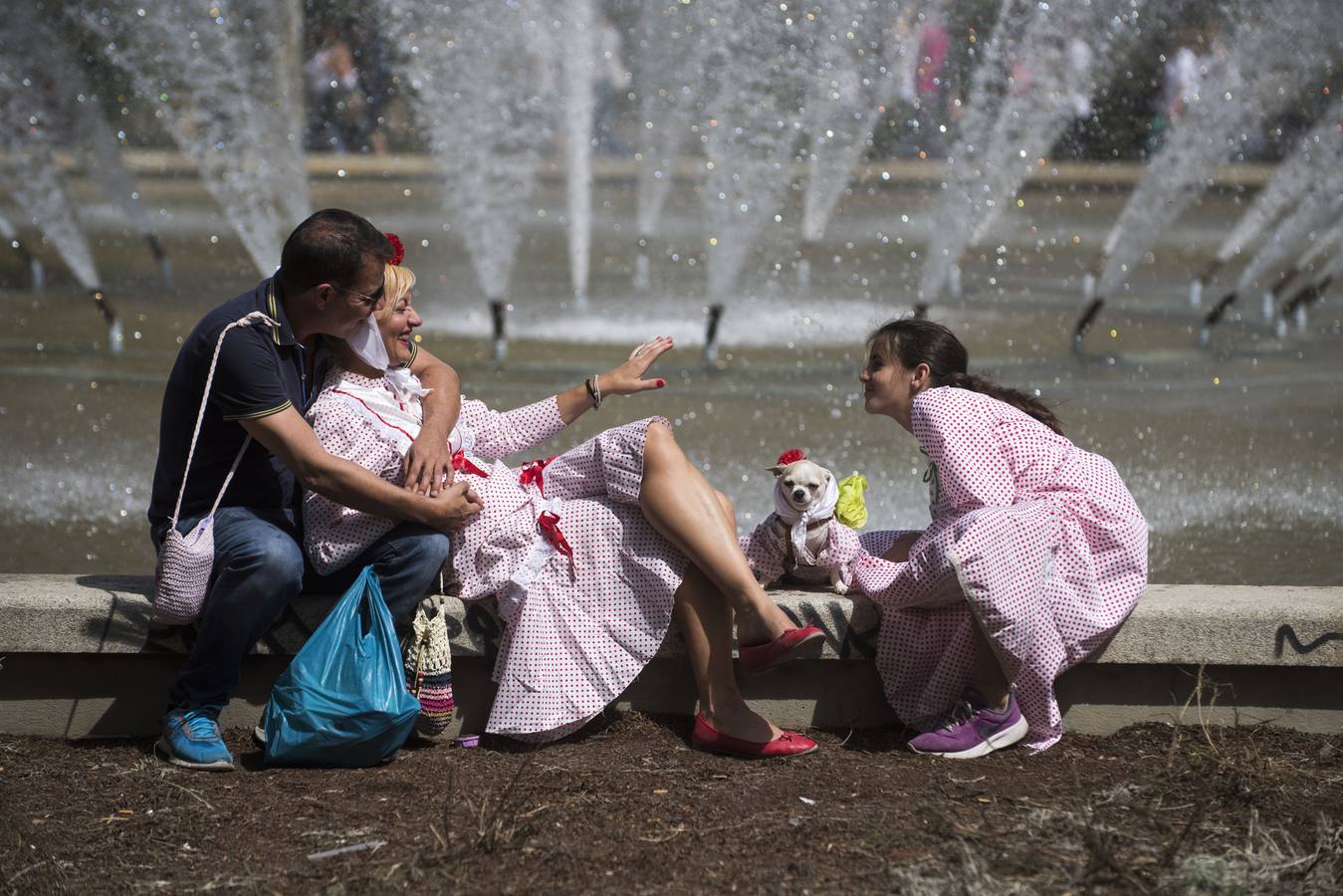 Una familia celebra la fiesta de San Isidro en Madrid.