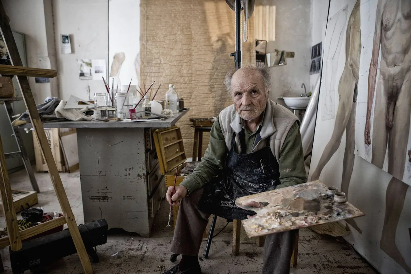 Retrato del pintor Antonio López en su estudio de Madrid. 