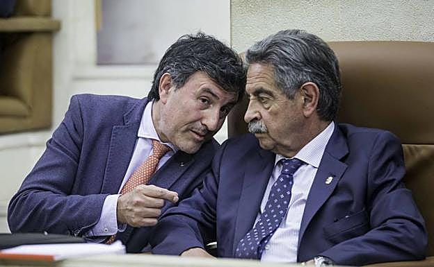Imagen de archivo de Mañanes, a la izquierda, junto a Revilla, en una sesión del Parlamento de Cantabria