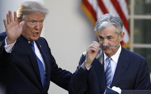 Trump (i) y Powell. 