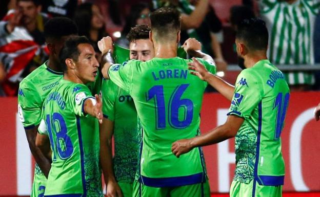 Los futbolistas del Betis festejan el tanto de Loren. 