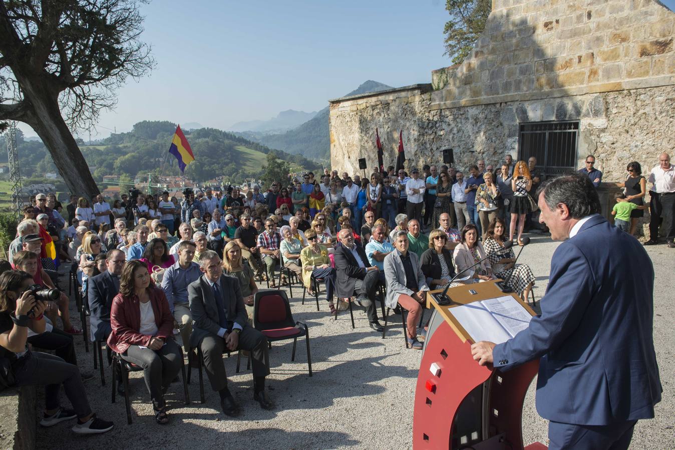 Cantabria, País Vasco y Asturias han recordado a los milicianos de la 'Lista Larrinoa', bombardeados en Ampuero en el verano de 1937