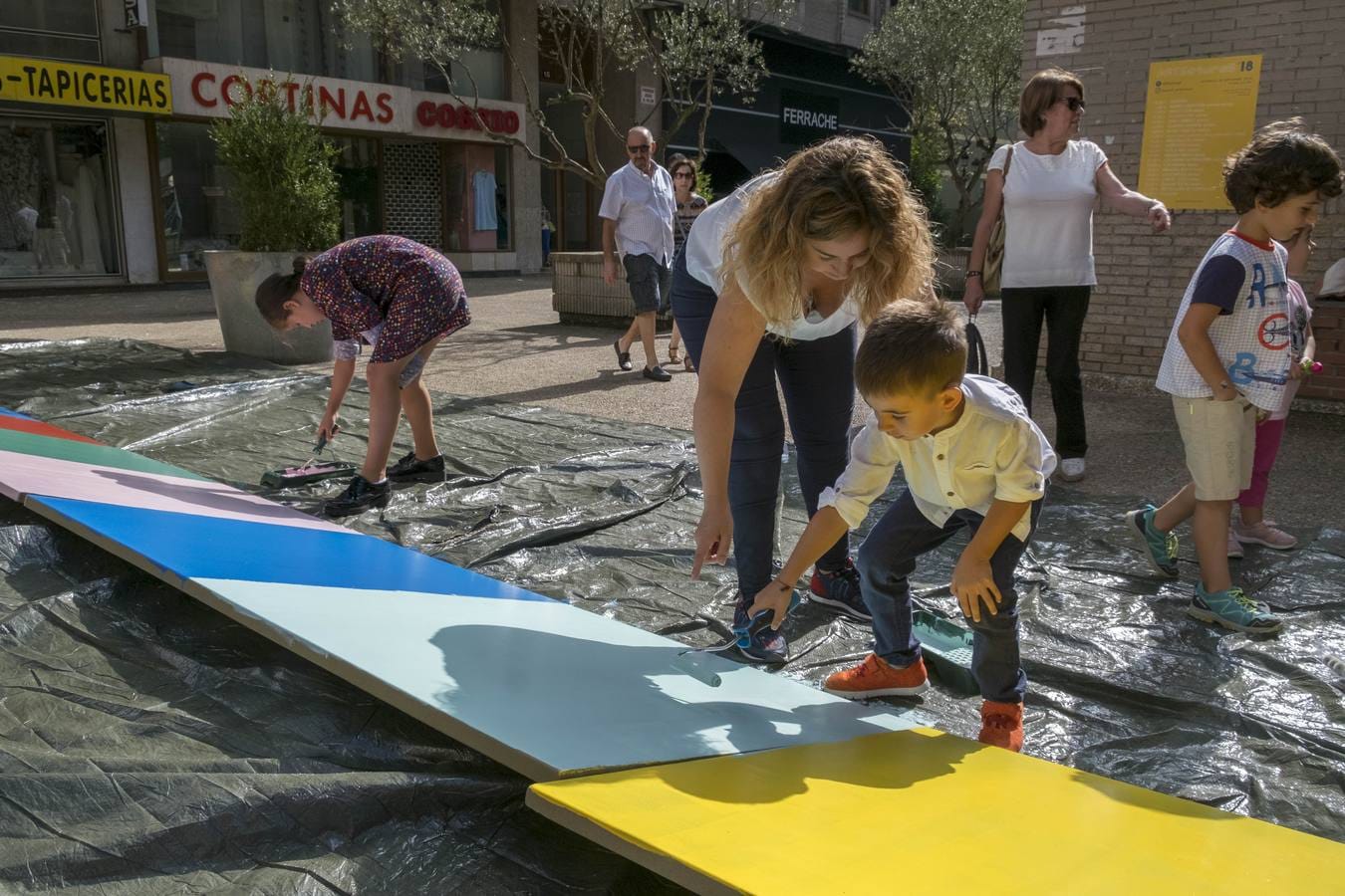 El festival ARTEcturaS se celebra este 30 de septiembre en la Plaza de las Cervezas de Santander y sus actividades se desarrollan en un efímero teatro romano construido con pacas de paja.