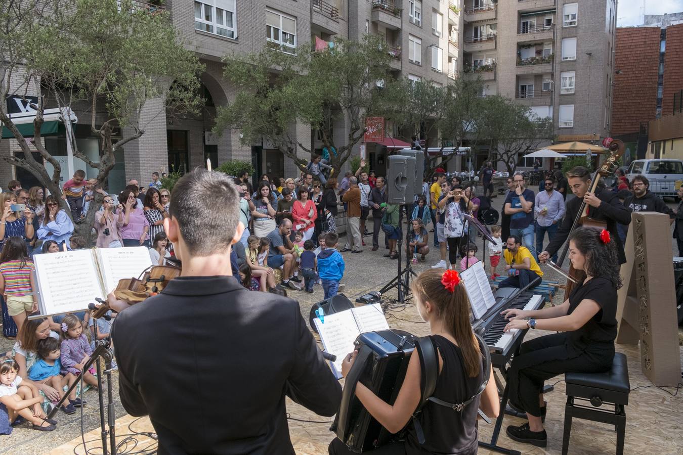 El festival ARTEcturaS se celebra este 30 de septiembre en la Plaza de las Cervezas de Santander y sus actividades se desarrollan en un efímero teatro romano construido con pacas de paja.