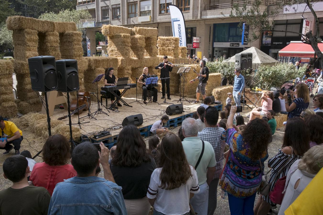El festival ARTEcturaS se celebra este 30 de septiembre en la Plaza de las Cervezas de Santander y sus actividades se desarrollan en un efímero teatro romano construido con pacas de paja.