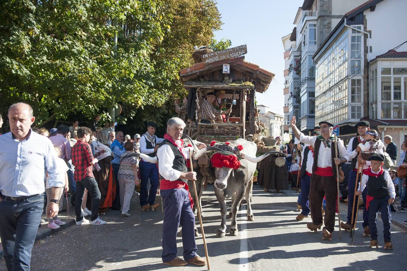 El desfile de carretas ha puesto fin a las fiestas de San Mateo en Reinosa, con el tradicional paseo de carros que, tirados por bueyes o vacas, representan escenas tradicionales de la vida rural de la comarca