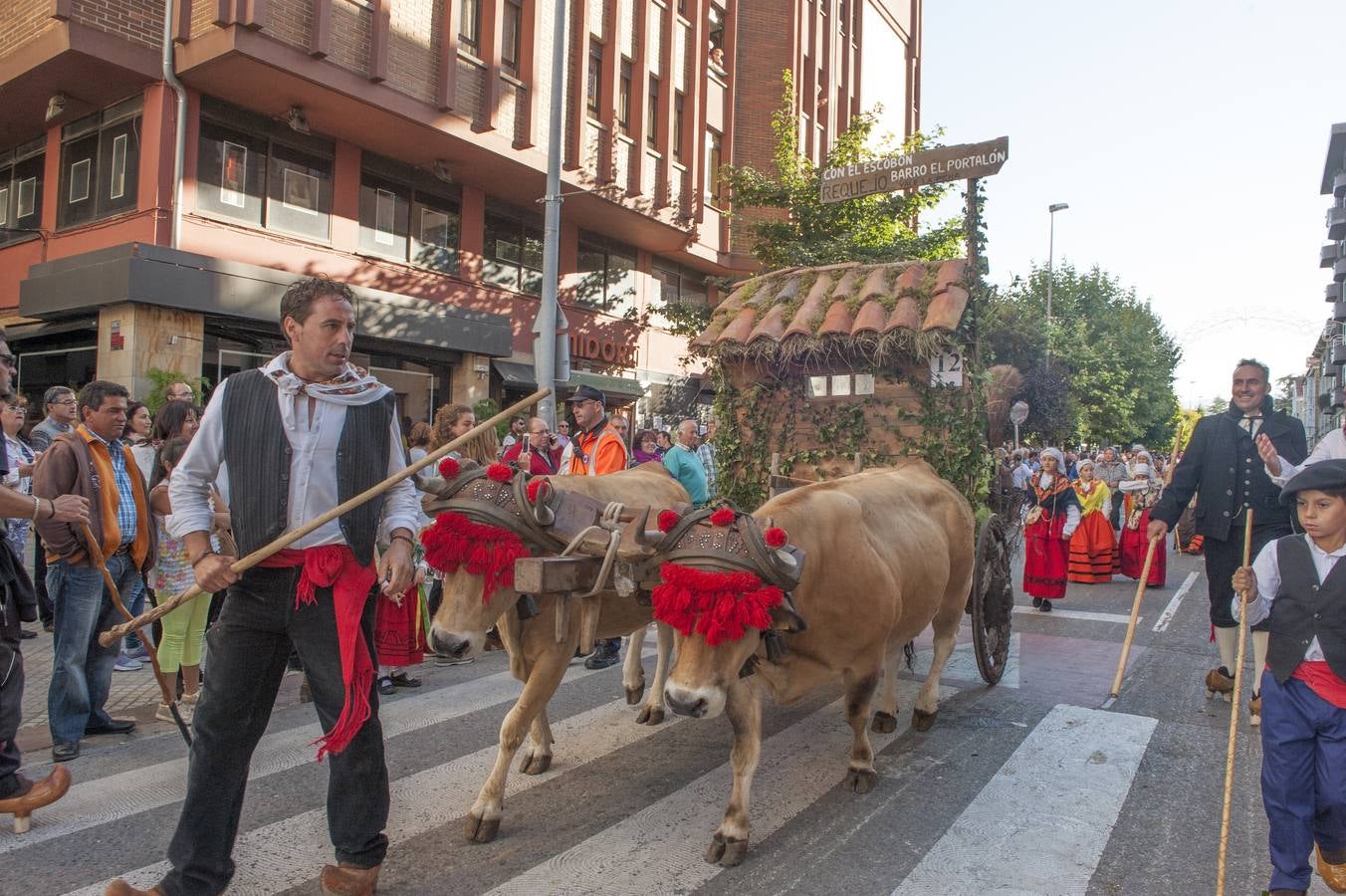 El desfile de carretas ha puesto fin a las fiestas de San Mateo en Reinosa, con el tradicional paseo de carros que, tirados por bueyes o vacas, representan escenas tradicionales de la vida rural de la comarca