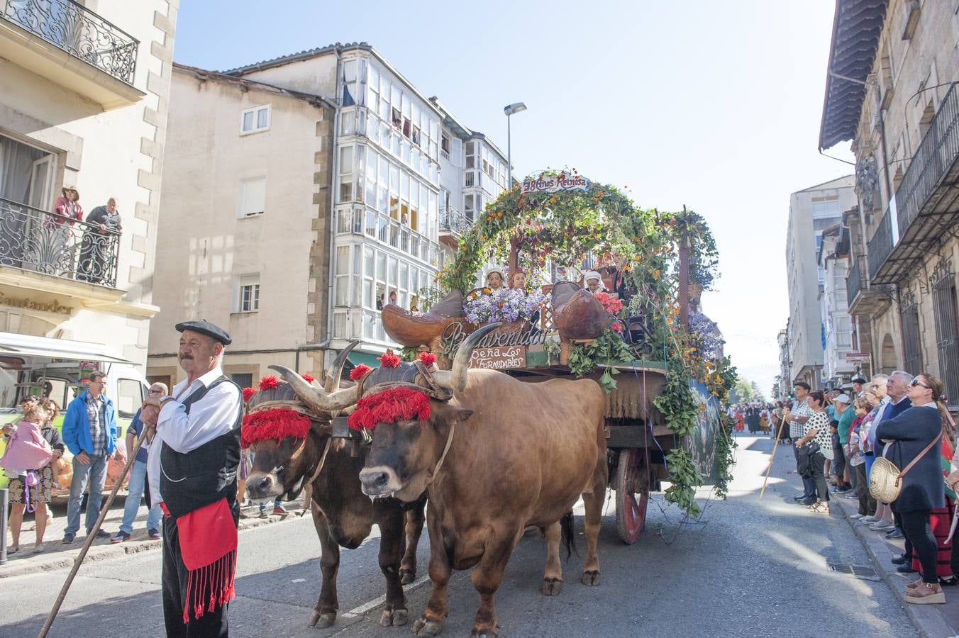 El desfile de carretas ha puesto fin a las fiestas de San Mateo en Reinosa, con el tradicional paseo de carros que, tirados por bueyes o vacas, representan escenas tradicionales de la vida rural de la comarca