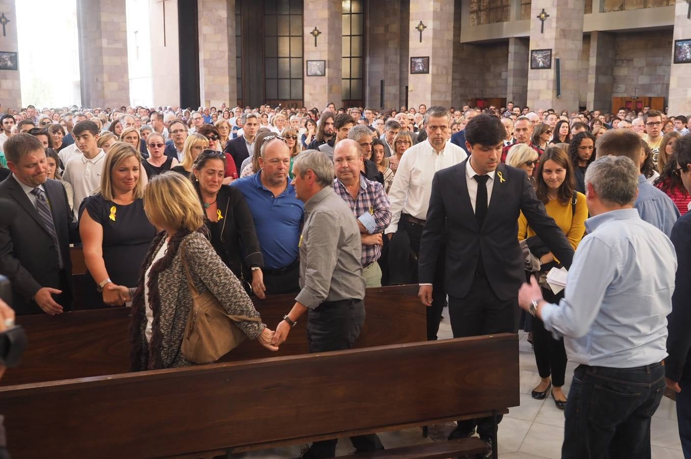 El cuerpo de la golfista cántabra Celia Baquín Arozamena, que fue asesinada el 17 de septiembre en el estado de Iowa, donde vivía, llegó ayer por la tarde a la región tras aterrizar por la mañana en Madrid, y se instaló la capilla ardiente en Torrelavega, donde este domingo por la tarde se ha celebrado el funeral, en la iglesia de la Virgen Grande.