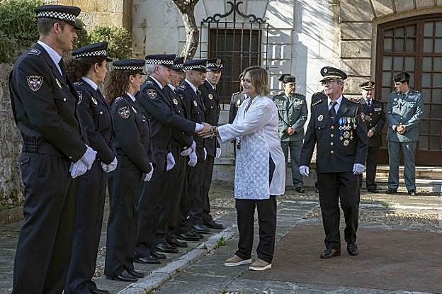 La alcaldesa saluda a los agentes que acudieron a la festividad.