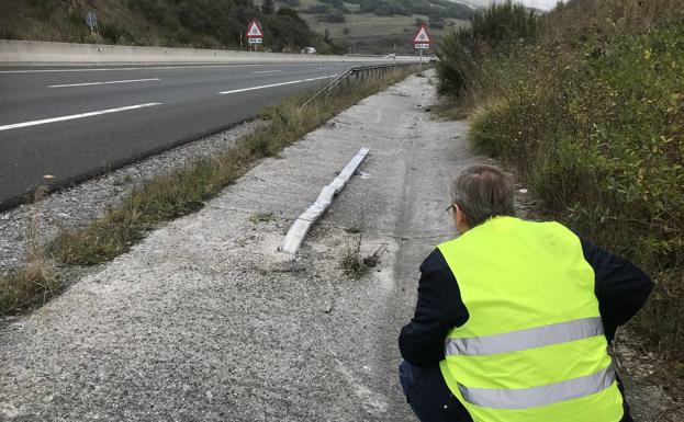 Así quedó la señal de tráfico contra la que chocó el vehículo, en la A-67. 