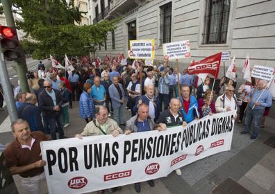 Imagen secundaria 1 - Los pensionistas cortan el tráfico en Santander para exigir que se respeten sus derechos