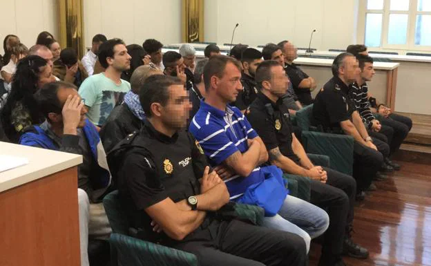 Los acusados, en la sala de la Audiencia