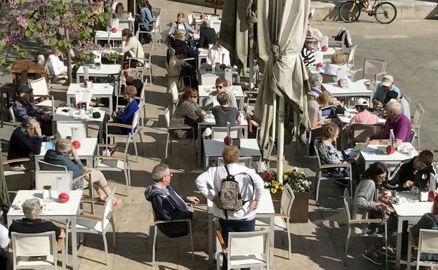 Turistas sentados en una terraza de un local de hostelería de Santander.