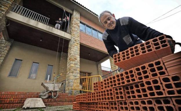 Un operario trabaja en la primera fase de remodelación de Santiago Galas en Cabezón.