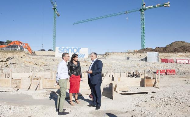 La alcaldesa Gema Igual y el concejal César Díaz charlan con el responsable de la compañía KAM Food Service, Mario Esteban, este miércoles, tras poner la primera piedra del establecimiento de la S-20.