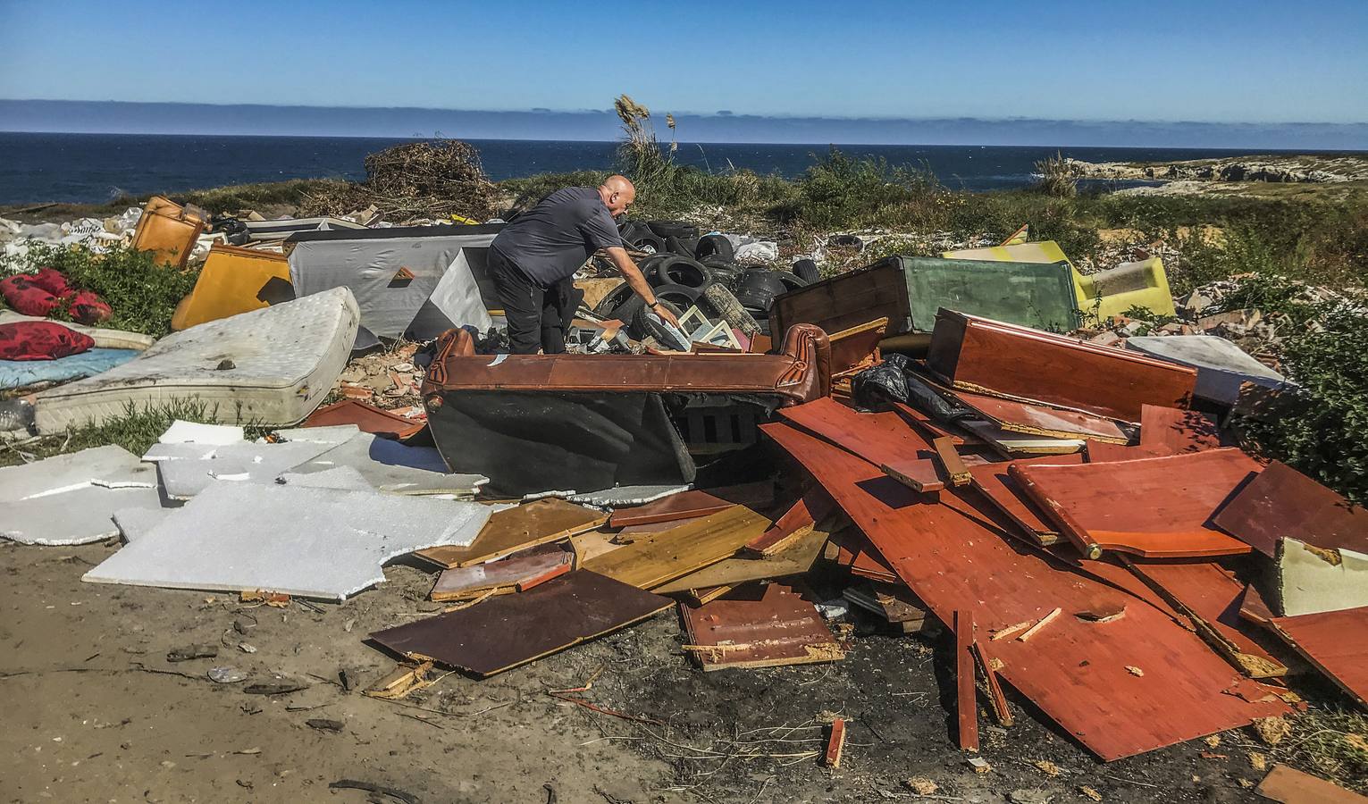 Dos grandes vertederos preocupan a los vecinos de la costa norte desde hace meses 