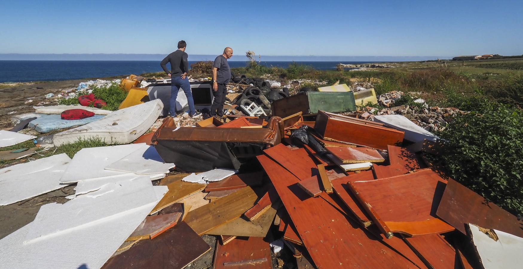 Dos grandes vertederos preocupan a los vecinos de la costa norte desde hace meses 