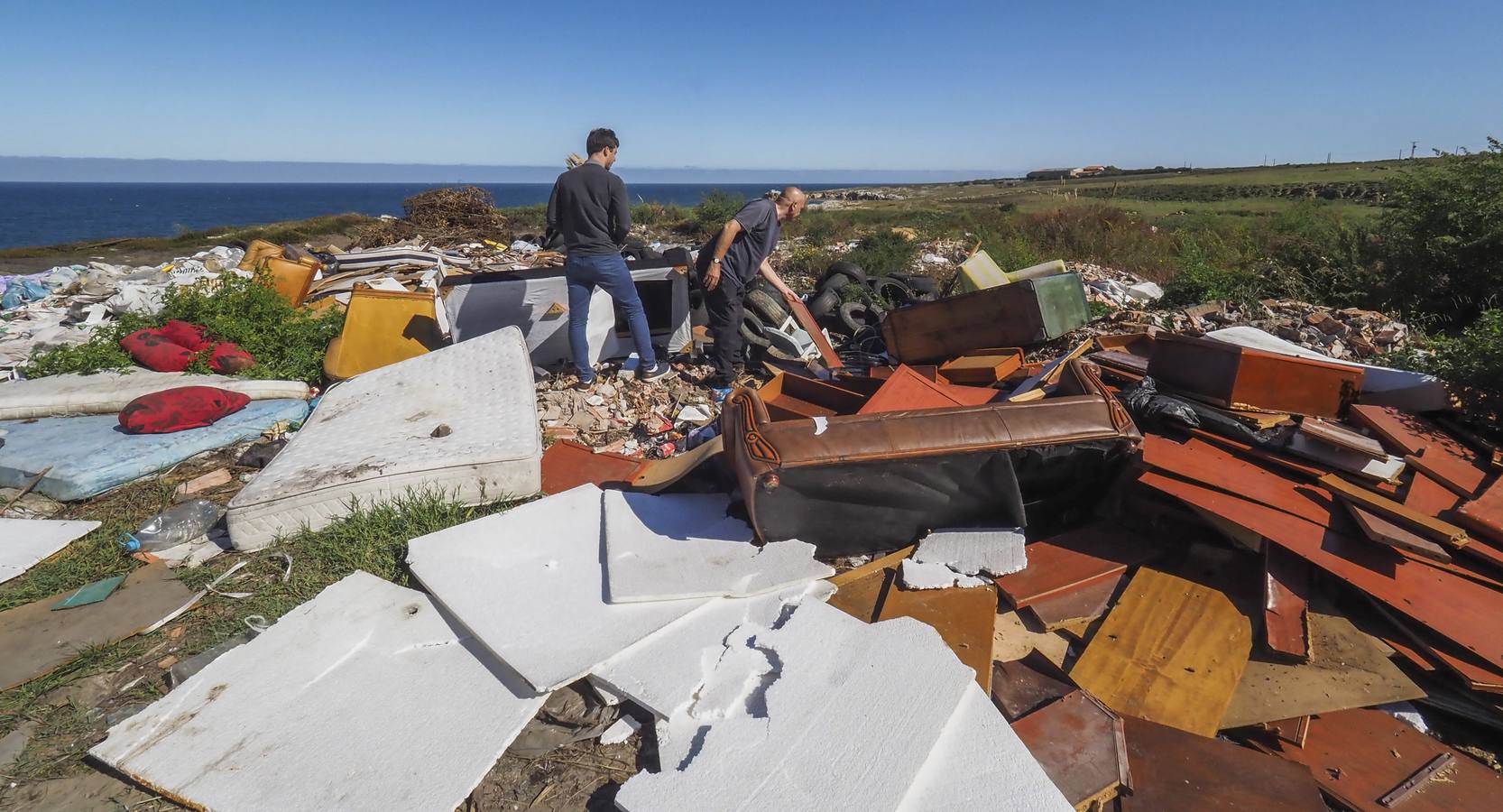 Dos grandes vertederos preocupan a los vecinos de la costa norte desde hace meses 