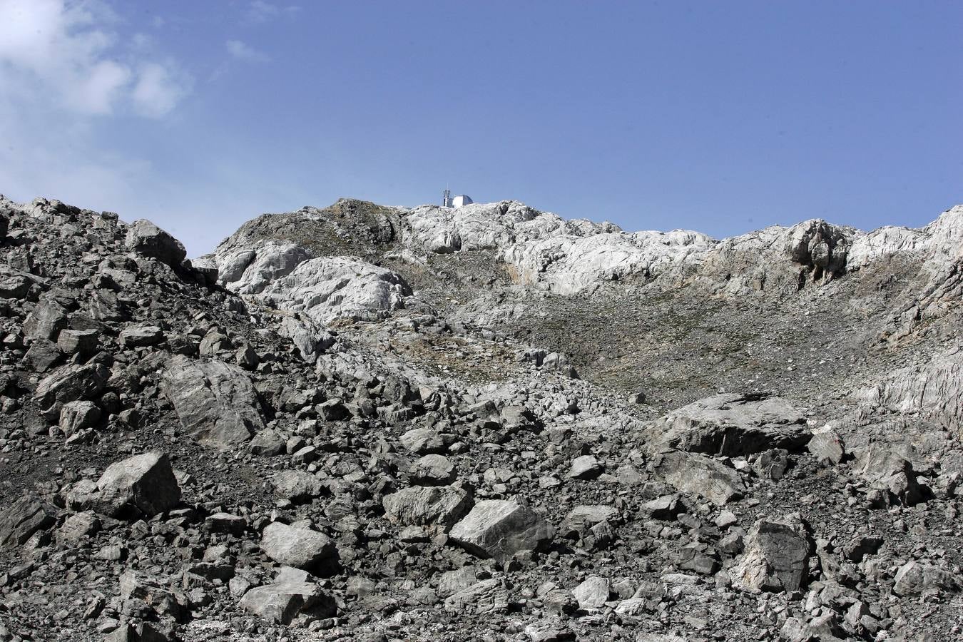 Cabaña Verónica fue la torreta de un cañón de artillería del portaaviones norteamericano 'Palau', que estaba desguazado en una fundición de Santurce. El artilugio fue comprado por la Federación Española de Montaña (FEM) y adaptada para su uso como refugio de emergencia por el ingeniero bilbaíno Conrado Sentíes. Su hija se llamaba Verónica y así llamó al original 'iglú'. Con un caballo, que respondía al nombre de 'Rubio', se subieron todas las piezas hasta el lugar elegido para su ubicación, a los pies de la Torre de Horcados Rojos. Durante ocho días se construyó una plataforma de hormigón y un entramado de cables para sujetarla. En 1961 se inauguró y tiene capacidad para entre cuatro y seis montañeros, preferentemente federados. En el año 1983, la FEM cedió Cabaña Verónica a la Federación Cántabra de Montaña.