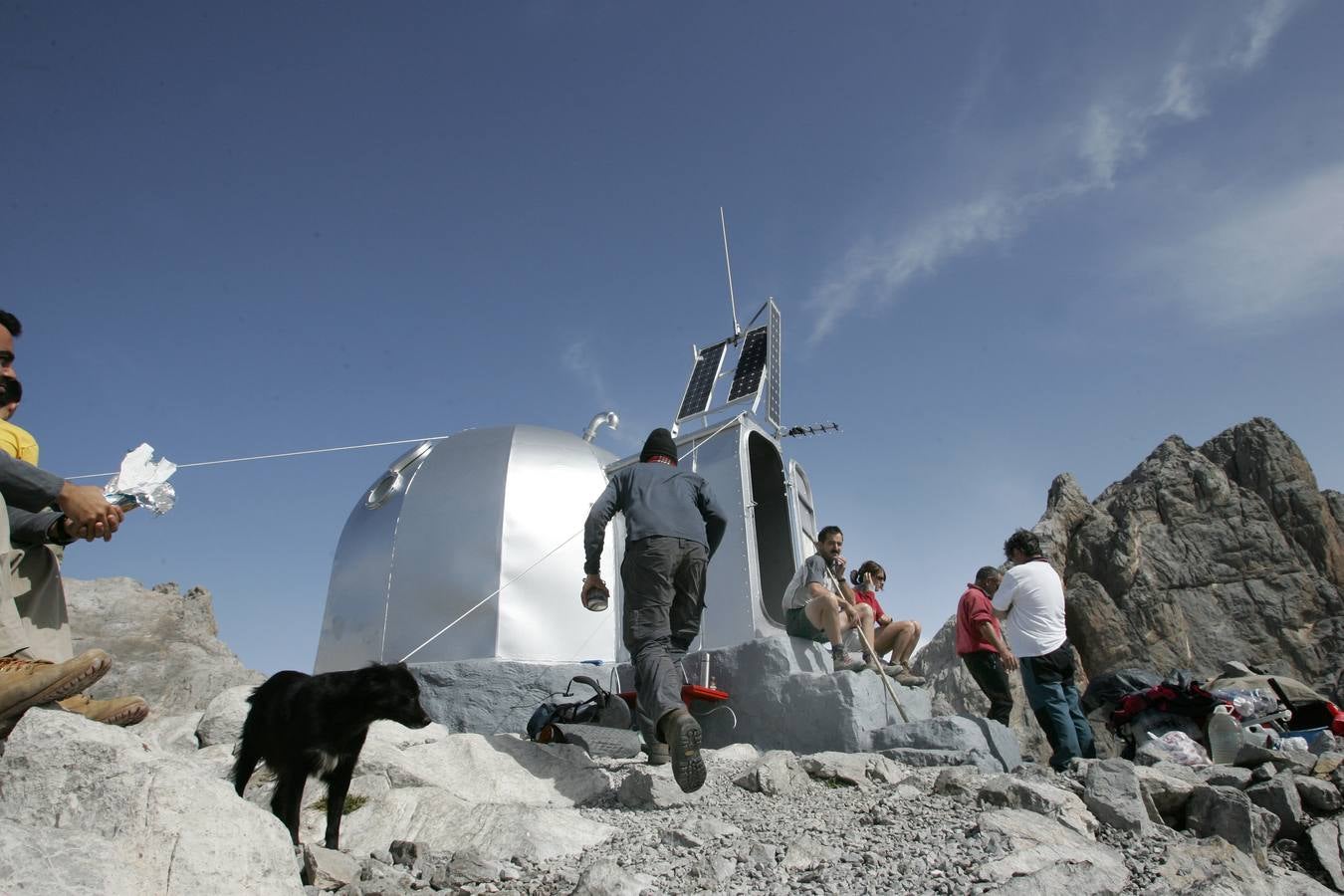 Cabaña Verónica fue la torreta de un cañón de artillería del portaaviones norteamericano 'Palau', que estaba desguazado en una fundición de Santurce. El artilugio fue comprado por la Federación Española de Montaña (FEM) y adaptada para su uso como refugio de emergencia por el ingeniero bilbaíno Conrado Sentíes. Su hija se llamaba Verónica y así llamó al original 'iglú'. Con un caballo, que respondía al nombre de 'Rubio', se subieron todas las piezas hasta el lugar elegido para su ubicación, a los pies de la Torre de Horcados Rojos. Durante ocho días se construyó una plataforma de hormigón y un entramado de cables para sujetarla. En 1961 se inauguró y tiene capacidad para entre cuatro y seis montañeros, preferentemente federados. En el año 1983, la FEM cedió Cabaña Verónica a la Federación Cántabra de Montaña.