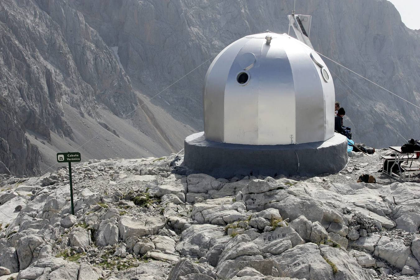 Cabaña Verónica fue la torreta de un cañón de artillería del portaaviones norteamericano 'Palau', que estaba desguazado en una fundición de Santurce. El artilugio fue comprado por la Federación Española de Montaña (FEM) y adaptada para su uso como refugio de emergencia por el ingeniero bilbaíno Conrado Sentíes. Su hija se llamaba Verónica y así llamó al original 'iglú'. Con un caballo, que respondía al nombre de 'Rubio', se subieron todas las piezas hasta el lugar elegido para su ubicación, a los pies de la Torre de Horcados Rojos. Durante ocho días se construyó una plataforma de hormigón y un entramado de cables para sujetarla. En 1961 se inauguró y tiene capacidad para entre cuatro y seis montañeros, preferentemente federados. En el año 1983, la FEM cedió Cabaña Verónica a la Federación Cántabra de Montaña.