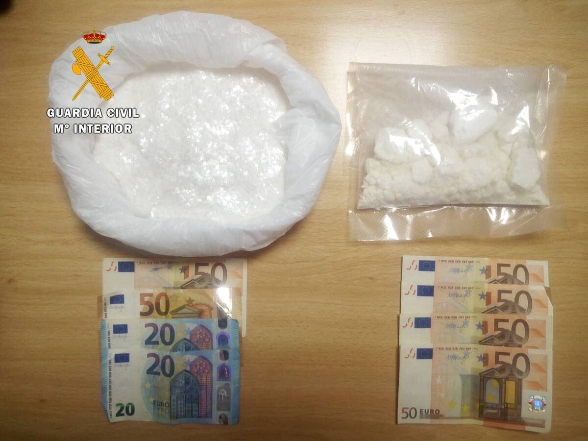 Droga y dinero en metálico intervenidos por la Guardia Civil.